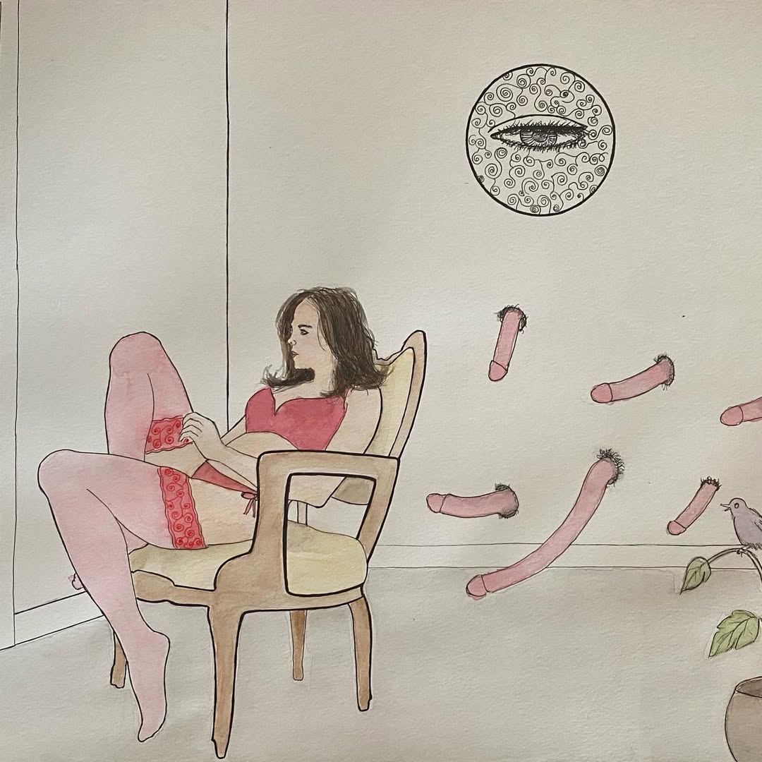 Ilustração surrealista em aquarela mostrando uma mulher de lingerie vermelha e meias cor-de-rosa sentada em uma poltrona bege com estrutura de madeira. Ela está posicionada de perfil, olhando para a direita da cena. Ao seu redor, há diversos pênis saindo por buracos na parede, com pelos pubianos, como se estivessem em movimento. No canto inferior direito, um pássaro cinza pousa sobre um galho de uma planta em vaso. Na parede ao fundo, acima dos pênis, há um desenho circular com um olho central cercado por padrões espiralados pretos. O ambiente parece ser o interior de um cômodo com paredes brancas e piso claro, criando um contraste com os elementos fantasiosos e sexualmente explícitos presentes na cena. Ilustração surrealista em aquarela mostrando uma mulher de lingerie vermelha e meias cor-de-rosa sentada em uma poltrona bege com estrutura de madeira. Ela está posicionada de perfil, olhando para a direita da cena. Ao seu redor, há diversos pênis saindo por buracos na parede, com pelos pubianos, como se estivessem em movimento. No canto inferior direito, um pássaro cinza pousa sobre um galho de uma planta em vaso. Na parede ao fundo, acima dos pênis, há um desenho circular com um olho central cercado por padrões espiralados pretos. O ambiente parece ser o interior de um cômodo com paredes brancas e piso claro, criando um contraste com os elementos fantasiosos e sexualmente explícitos presentes na cena.
