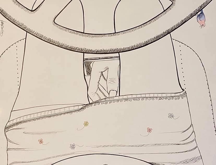 Ilustração minimalista em linhas finas mostrando a visão em primeira pessoa de uma mulher sentada no banco do motorista de um carro. As pernas estão abertas, revelando uma mão que sai da tela de um celular entre as coxas, posicionado de forma que a câmera do aparelho esteja voltada para sua região íntima sob a saia. A saia tem estampas delicadas de pequenas flores coloridas e acabamento com rendas. O volante do carro aparece em destaque na parte superior da imagem, com um pequeno pássaro rosa e azul empoleirado no canto direito. Ilustração minimalista em linhas finas mostrando a visão em primeira pessoa de uma mulher sentada no banco do motorista de um carro. As pernas estão abertas, revelando uma mão que sai da tela de um celular entre as coxas, posicionado de forma que a câmera do aparelho esteja voltada para sua região íntima sob a saia. A saia tem estampas delicadas de pequenas flores coloridas e acabamento com rendas. O volante do carro aparece em destaque na parte superior da imagem, com um pequeno pássaro rosa e azul empoleirado no canto direito.