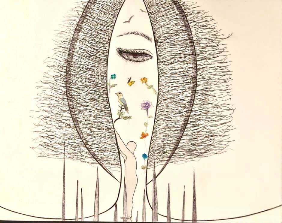 Ilustração surrealista feita com traços finos em preto e detalhes coloridos, retratando uma composição simbólica onde a silhueta de uma figura humana caminha em direção a uma forma que remete à anatomia feminina estilizada, com contornos semelhantes a uma vulva rodeada por linhas onduladas que representam pelos pubianos. Dentro dessa abertura central, há um rosto feminino com um único olho visível e entreaberto, além de flores coloridas, pássaros e borboletas espalhados pelo espaço interno, evocando um ambiente onírico e fértil. Na parte inferior da imagem, pontas longas e finas lembram espinhos ou estacas, reforçando o contraste entre perigo e beleza. A obra sugere temas de feminilidade, introspecção e libertação. Ilustração surrealista feita com traços finos em preto e detalhes coloridos, retratando uma composição simbólica onde a silhueta de uma figura humana caminha em direção a uma forma que remete à anatomia feminina estilizada, com contornos semelhantes a uma vulva rodeada por linhas onduladas que representam pelos pubianos. Dentro dessa abertura central, há um rosto feminino com um único olho visível e entreaberto, além de flores coloridas, pássaros e borboletas espalhados pelo espaço interno, evocando um ambiente onírico e fértil. Na parte inferior da imagem, pontas longas e finas lembram espinhos ou estacas, reforçando o contraste entre perigo e beleza. A obra sugere temas de feminilidade, introspecção e libertação.