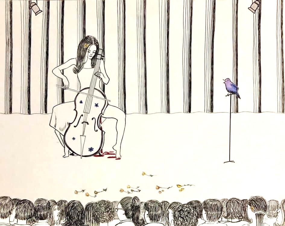 Desenho feito com traços finos e detalhes sutis em cores, retratando uma mulher sentada em um palco, tocando um violoncelo decorado com pequenas flores. Ela está descalça, com os pés e o chão ao seu redor manchados de vermelho, sugerindo sangue. Ao seu lado, um microfone fino sustenta um pássaro roxo que parece cantar. Ao fundo, uma cortina listrada verticalmente cobre toda a parede. Na frente do palco, há uma plateia atenta composta por várias pessoas de cabelos diferentes, vistas de costas. Pétalas de flores caídas estão espalhadas no chão entre o palco e o público. A cena sugere uma mistura de dor, arte e libertação em meio a um momento de performance. Desenho feito com traços finos e detalhes sutis em cores, retratando uma mulher sentada em um palco, tocando um violoncelo decorado com pequenas flores. Ela está descalça, com os pés e o chão ao seu redor manchados de vermelho, sugerindo sangue. Ao seu lado, um microfone fino sustenta um pássaro roxo que parece cantar. Ao fundo, uma cortina listrada verticalmente cobre toda a parede. Na frente do palco, há uma plateia atenta composta por várias pessoas de cabelos diferentes, vistas de costas. Pétalas de flores caídas estão espalhadas no chão entre o palco e o público. A cena sugere uma mistura de dor, arte e libertação em meio a um momento de performance.