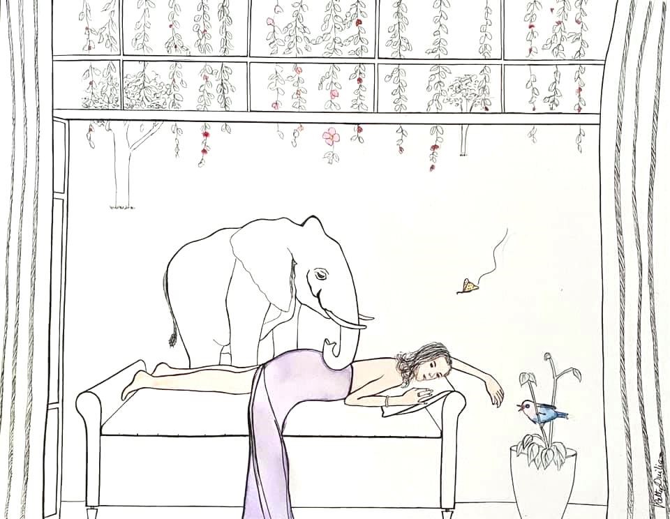 Desenho artístico em traço fino com toques sutis de cor, retratando uma mulher deitada de bruços em um sofá ou cama branca, com os cabelos soltos e expressão serena, coberta por uma manta lilás que deixa o seu dorso nu. Atrás dela, um elefante branco repousa suavemente a tromba sobre suas costas, próximo a suas nádegas. Ao fundo, uma grande janela exibe ramos floridos pendendo do topo, com vista para uma árvore externa. À direita, um vaso com uma planta sustenta um galho no qual repousa um pássaro azul. Uma borboleta amarela voa próxima à mulher. Cortinas verticais listradas emolduram a cena, acentuando a atmosfera íntima e onírica da composição. Desenho artístico em traço fino com toques sutis de cor, retratando uma mulher deitada de bruços em um sofá ou cama branca, com os cabelos soltos e expressão serena, coberta por uma manta lilás que deixa o seu dorso nu. Atrás dela, um elefante branco repousa suavemente a tromba sobre suas costas, próximo a suas nádegas. Ao fundo, uma grande janela exibe ramos floridos pendendo do topo, com vista para uma árvore externa. À direita, um vaso com uma planta sustenta um galho no qual repousa um pássaro azul. Uma borboleta amarela voa próxima à mulher. Cortinas verticais listradas emolduram a cena, acentuando a atmosfera íntima e onírica da composição.
