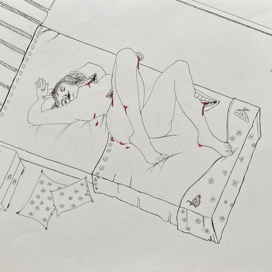 Desenho em estilo linha fina sobre fundo branco, representando uma mulher nua deitada de costas em uma cama com lençóis estampados com flores e mariposas. A figura está em posição de pernas dobradas e abertas, com expressão facial de dor ou desconforto. O corpo da mulher apresenta diversas feridas de mordidas de bocas humanas flutuantes, localizadas em áreas como o peito, a coxa, o abdômen e o braço. Pequenos traços de tinta vermelha indicam sangue escorrendo dessas feridas abertas. A composição tem um tom surreal e perturbador, combinando elementos anatômicos e simbólicos em uma cena íntima e carregada de tensão emocional. Desenho em estilo linha fina sobre fundo branco, representando uma mulher nua deitada de costas em uma cama com lençóis estampados com flores e mariposas. A figura está em posição de pernas dobradas e abertas, com expressão facial de dor ou desconforto. O corpo da mulher apresenta diversas feridas de mordidas de bocas humanas flutuantes, localizadas em áreas como o peito, a coxa, o abdômen e o braço. Pequenos traços de tinta vermelha indicam sangue escorrendo dessas feridas abertas. A composição tem um tom surreal e perturbador, combinando elementos anatômicos e simbólicos em uma cena íntima e carregada de tensão emocional.